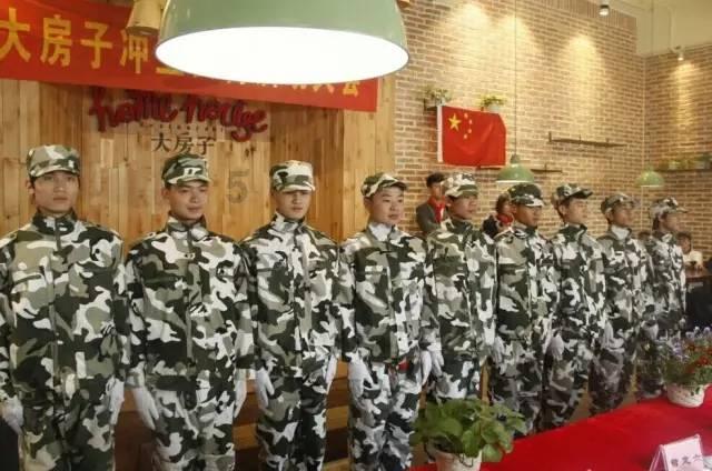 时尚拼接牛仔裤